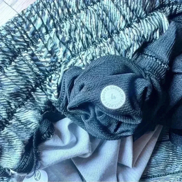 Lululemon Women’s Hotty Hot Low Rise Multi Colored Shorts Size 4 Tall - Picture 13 of 14